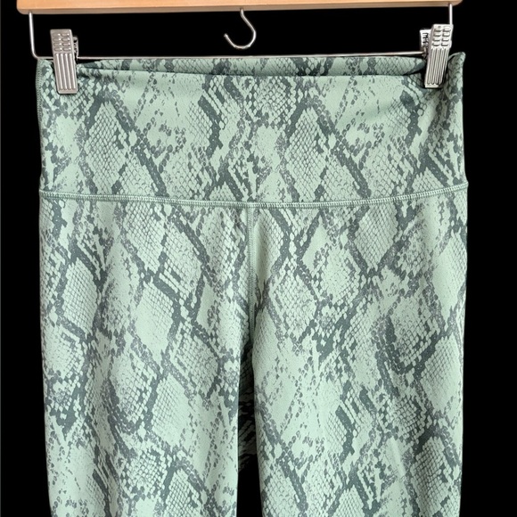 Fabletics Powerhold Green Snake Print Leggings Medium - Picture 2 of 3
